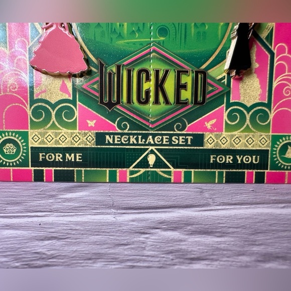 💚🩷Wicked Glinda Elphaba BFF necklace set NWT - Picture 12 of 14